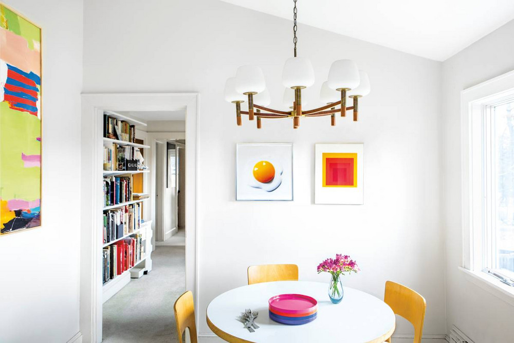 ruang makan warna cat putih dengan dekorasi cerah